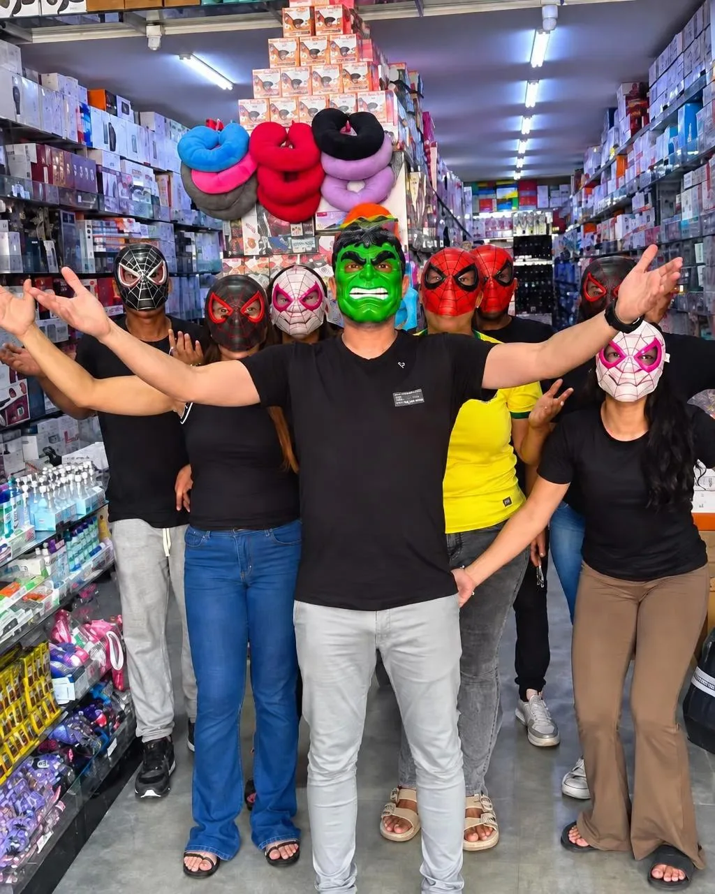 Equipe da Bazel Variedades com máscaras divertidas no meio da loja